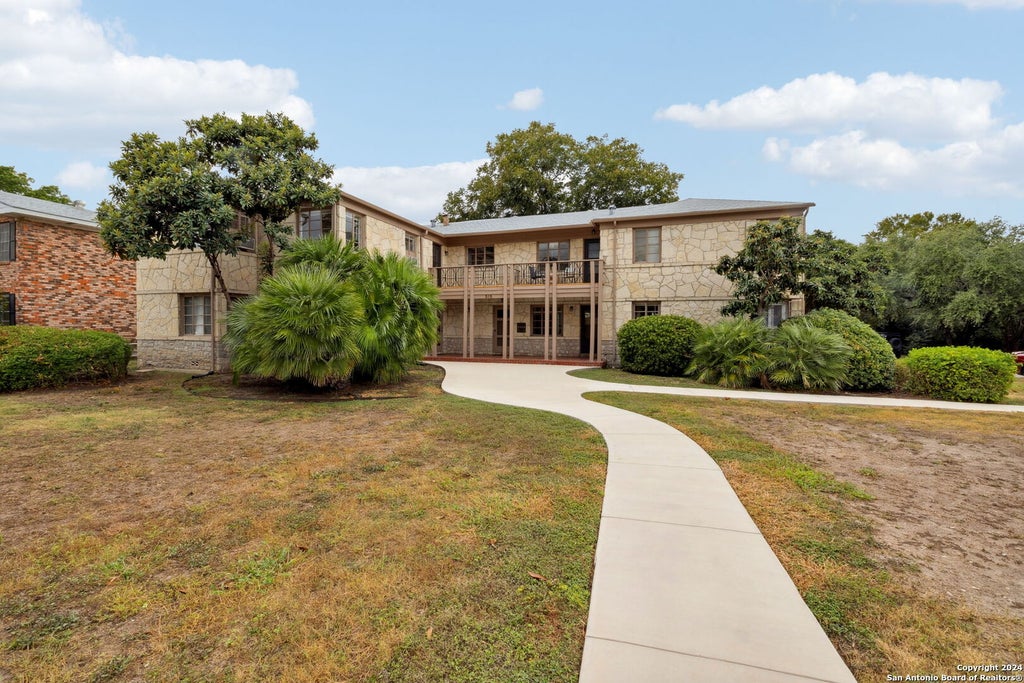 Photo of 515 E Olmos Dr 4 #4, Olmos Park, TX 78212 (MLS # 2018919)