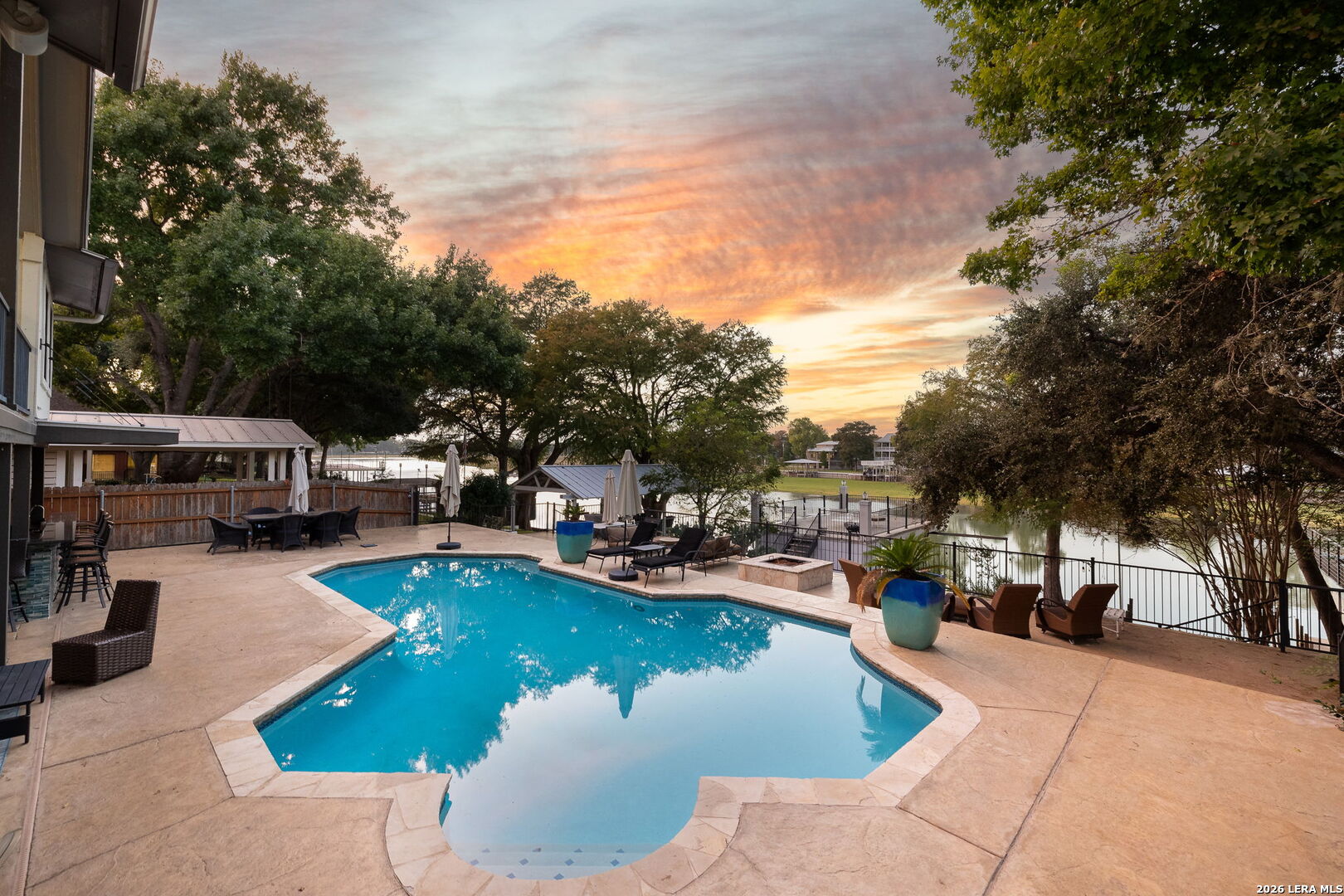 180 LAKE RIDGE DR