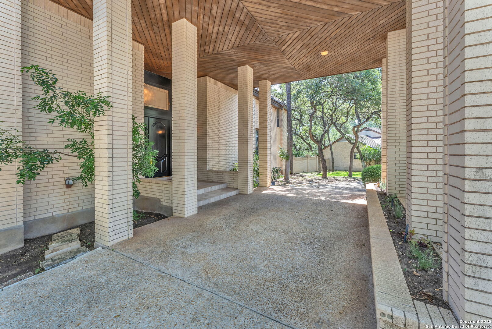 12514 Elm Manor