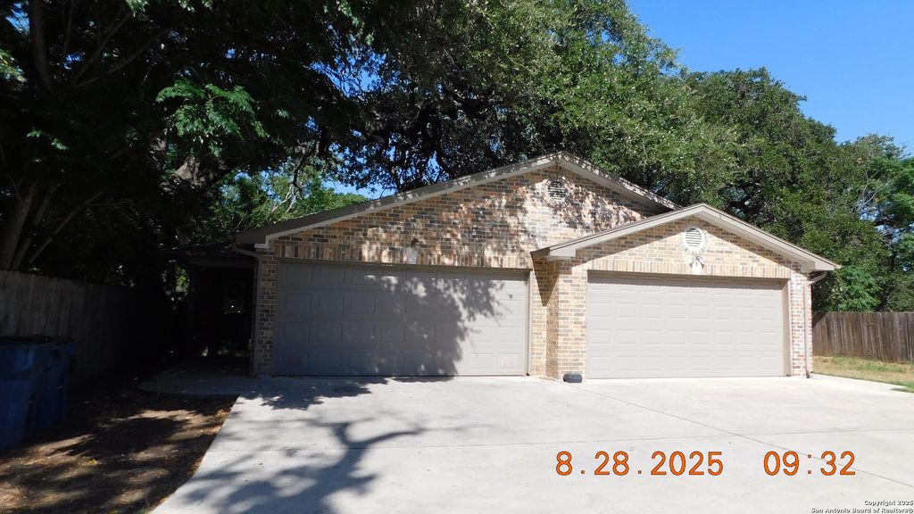 Photo of 1411 Martin, Pleasanton, TX 78064 (MLS # 1896467)