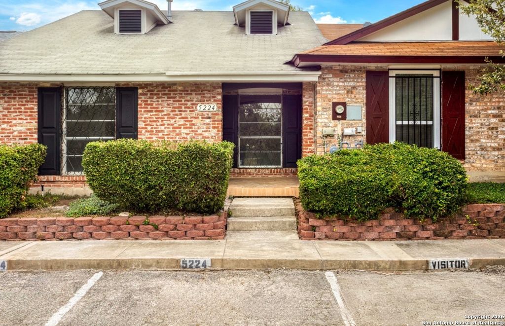 Photo of 5224 E Rolling Ridge, San Antonio, TX 78228 (MLS # 1931100)