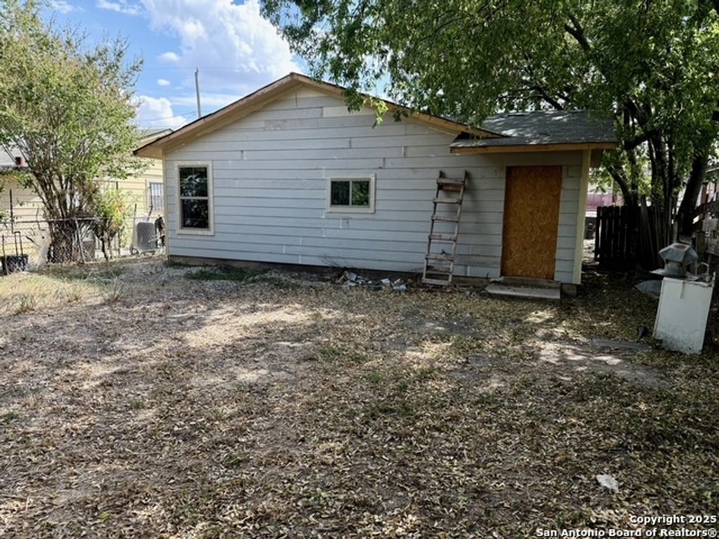 Photo of 525 Saltillo, San Antonio, TX 78207 (MLS # 1914254)