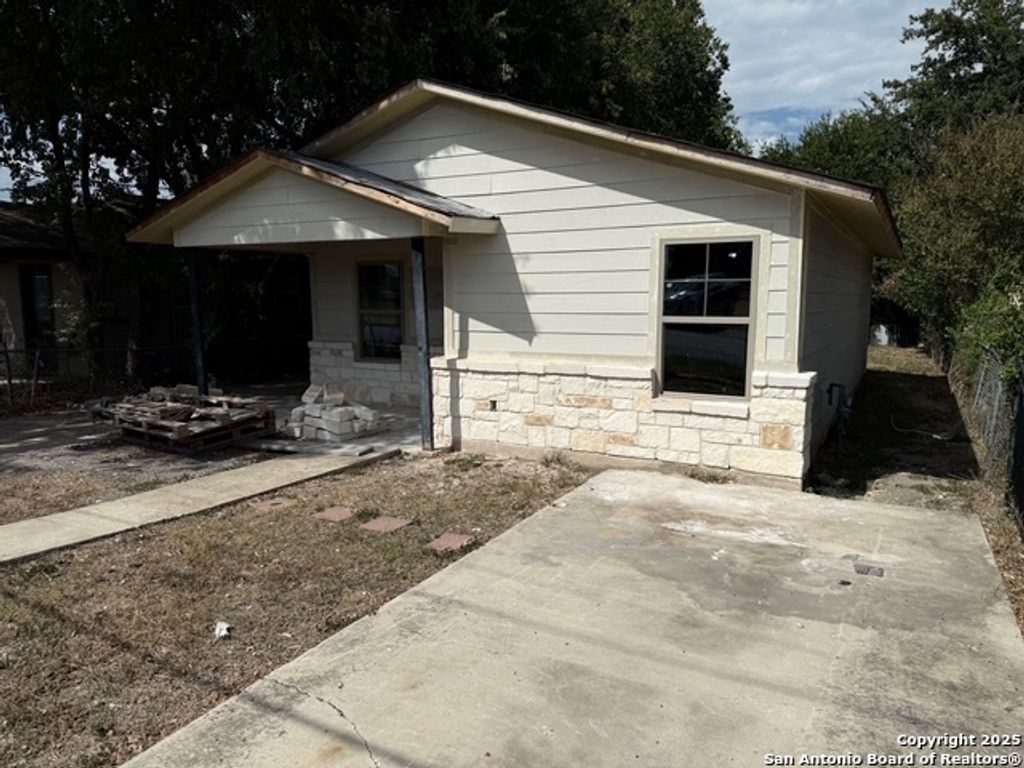 Photo of 525 Saltillo, San Antonio, TX 78207 (MLS # 1914254)