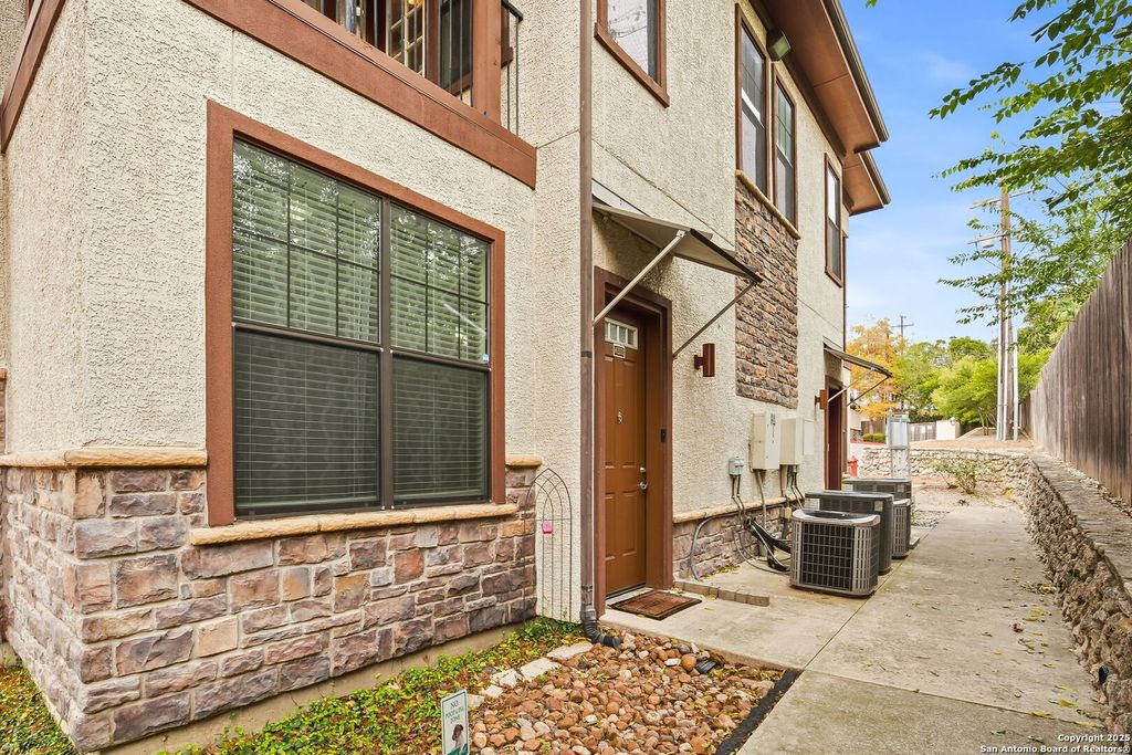 Photo of 7342 Oak Manor #6202, San Antonio, TX 78229 (MLS # 1925914)