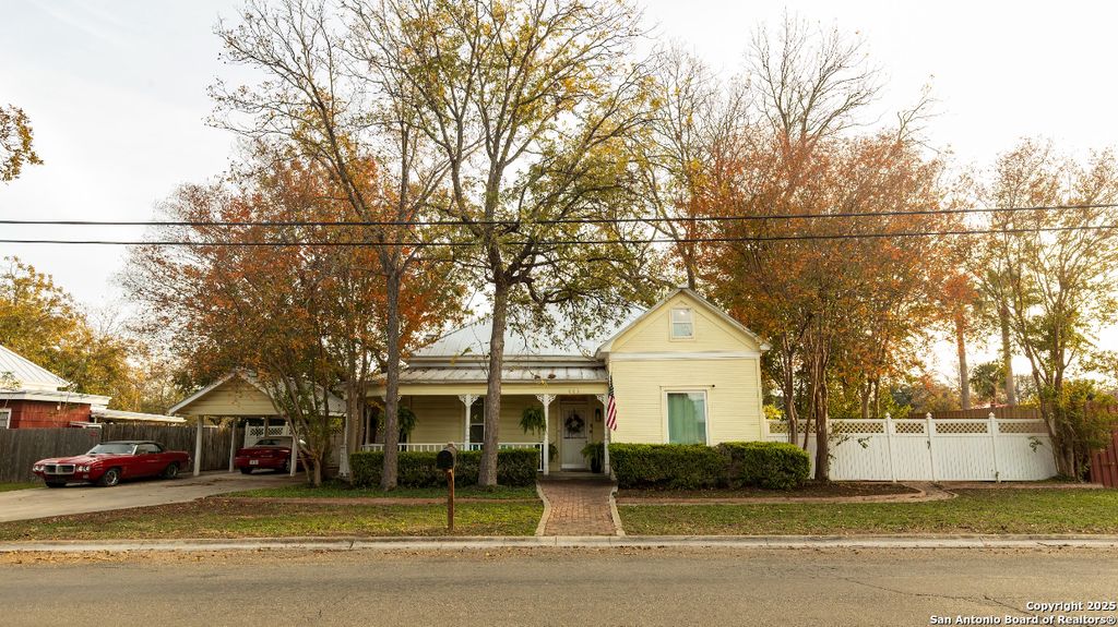 Photo of 805 20th, Hondo, TX 78861 (MLS # 1930065)