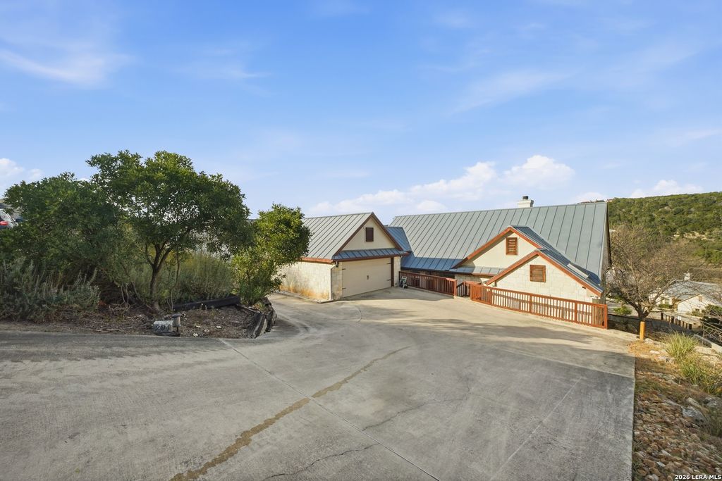 Photo of 204 Tapatio Dr W, Boerne, TX 78006 (MLS # 1936209)