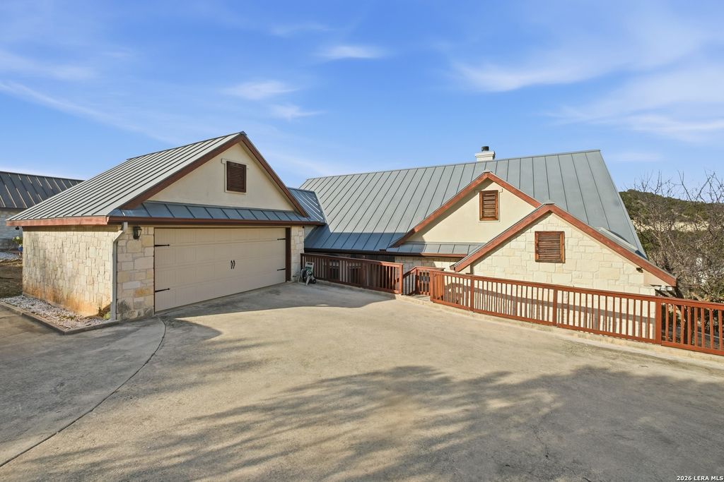 Photo of 204 Tapatio Dr W, Boerne, TX 78006 (MLS # 1936209)