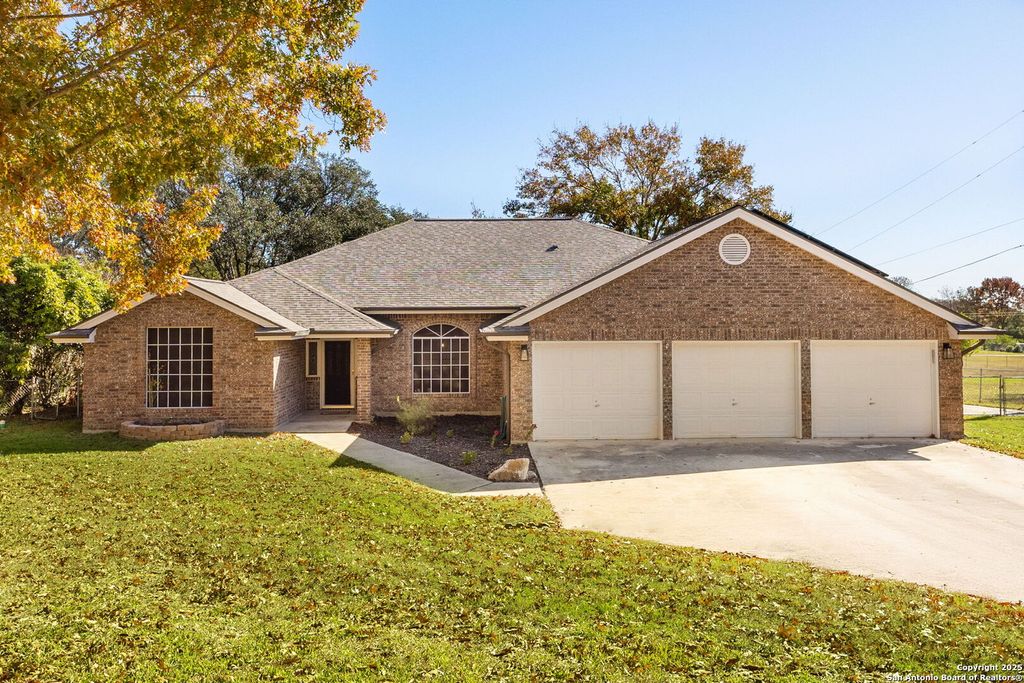 Photo of 313 Ridge Crest, Seguin, TX 78155 (MLS # 1929733)