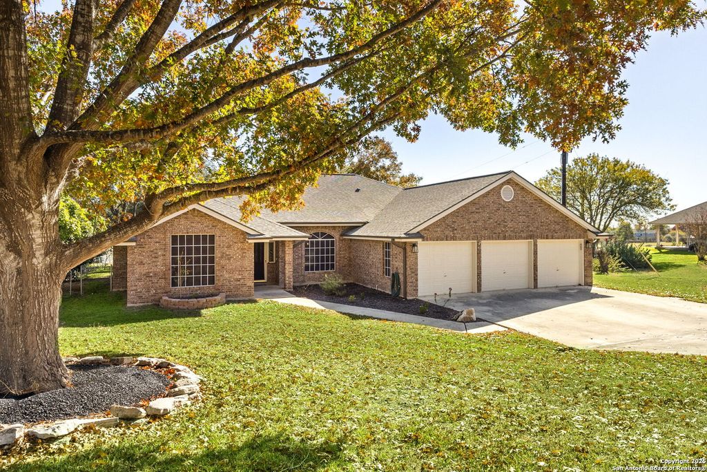 Photo of 313 Ridge Crest, Seguin, TX 78155 (MLS # 1929733)