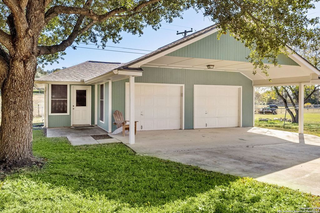 Photo of 313 Ridge Crest, Seguin, TX 78155 (MLS # 1929733)