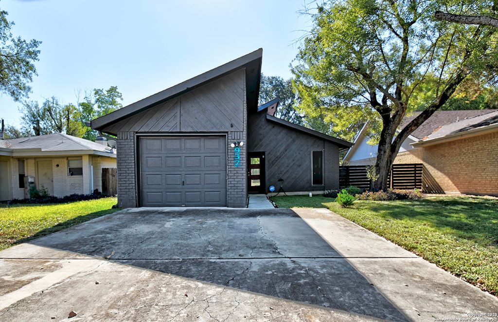 Photo of 937 Sundance, New Braunfels, TX 78130 (MLS # 1921897)