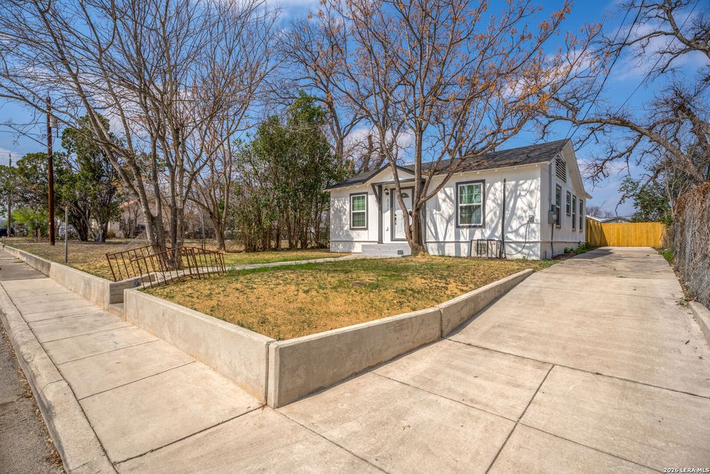 Photo of 2151 E Crockett, San Antonio, TX 78202 (MLS # 1946336)