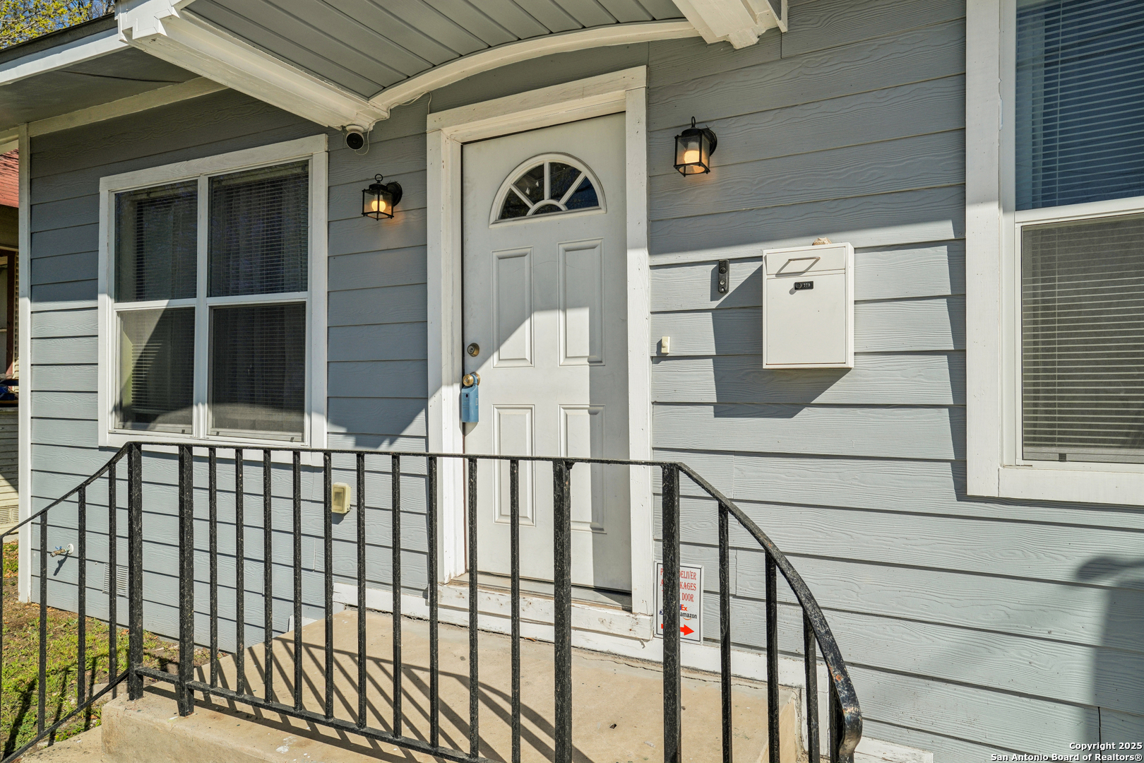 2719 E Houston