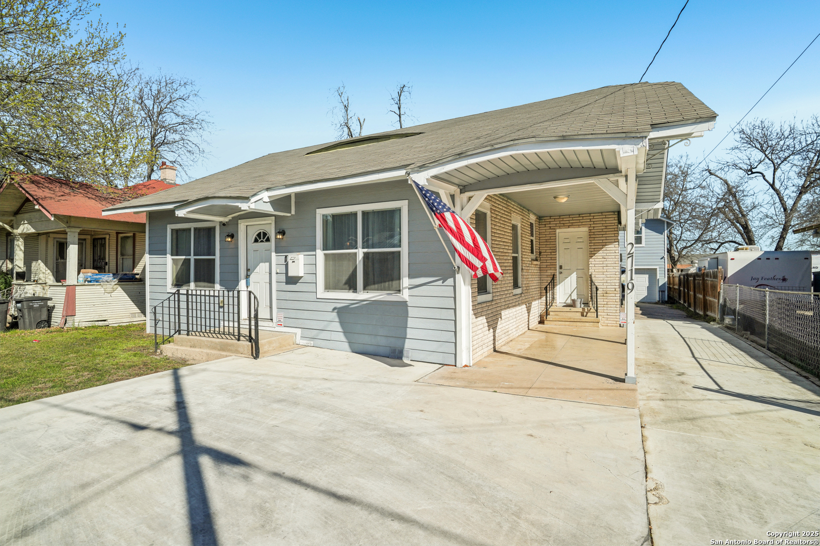 2719 E Houston