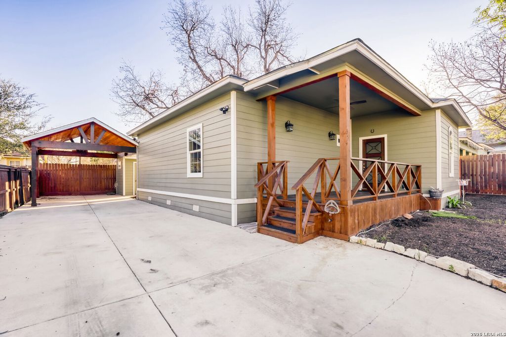 Photo of 1114 W Myrtle, San Antonio, TX 78201 (MLS # 1949260)