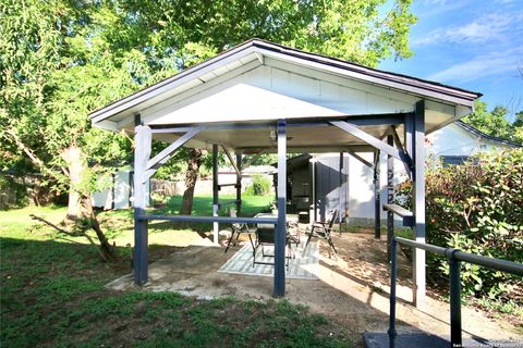 A home in Floresville