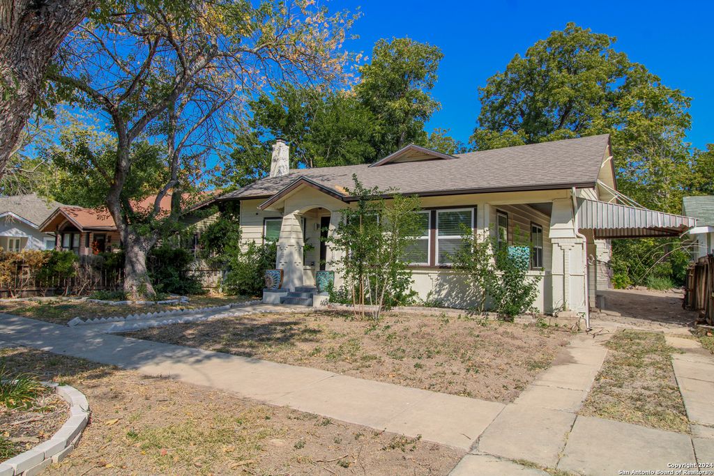 Photo of 931 W Gramercy, San Antonio, TX 78201 (MLS # 1925254)