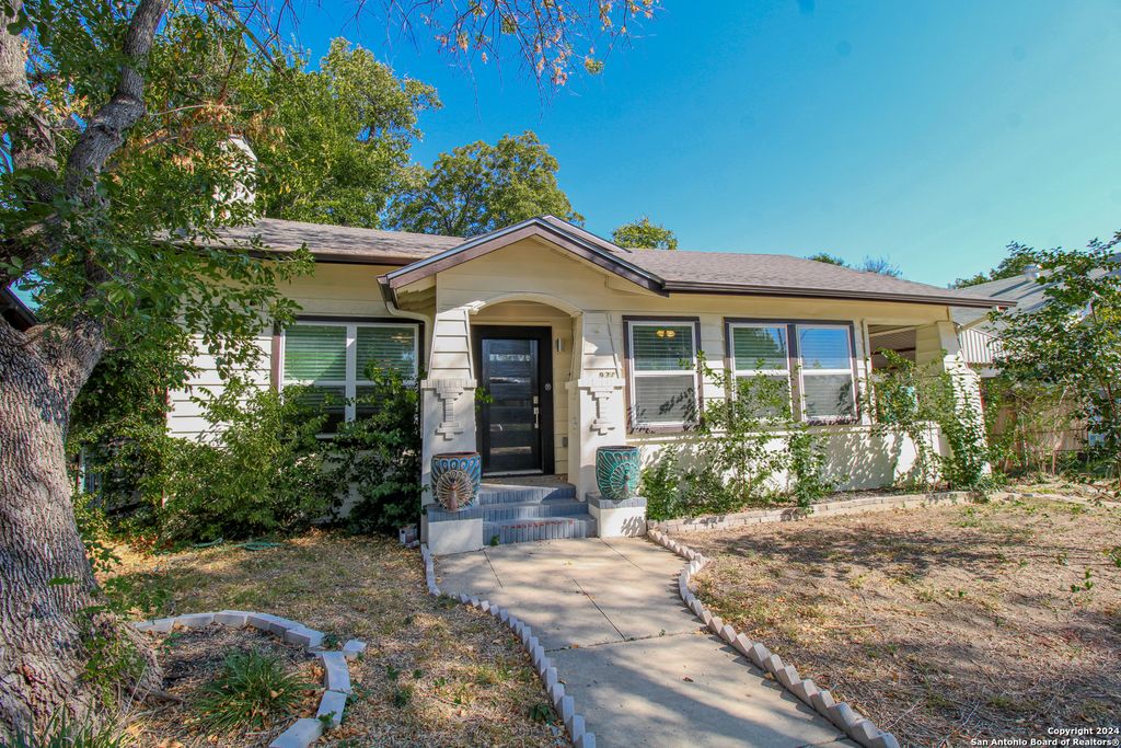 Photo of 931 W Gramercy, San Antonio, TX 78201 (MLS # 1925254)