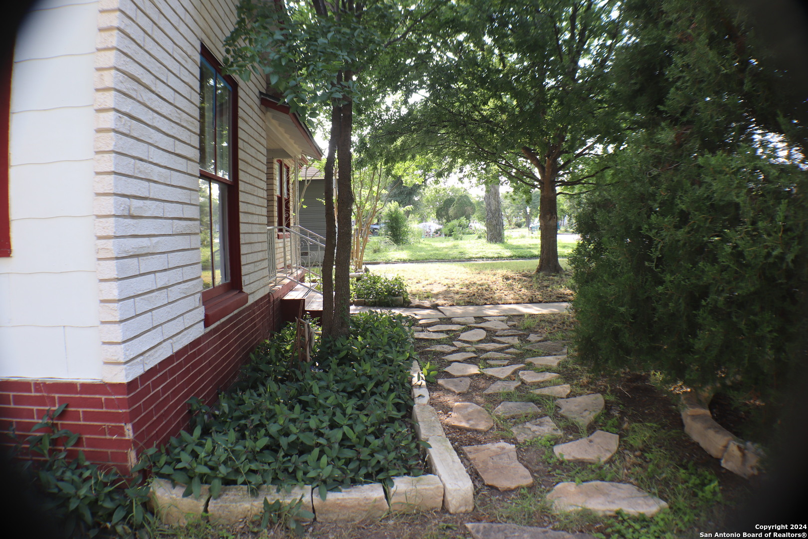 2306 W Huisache