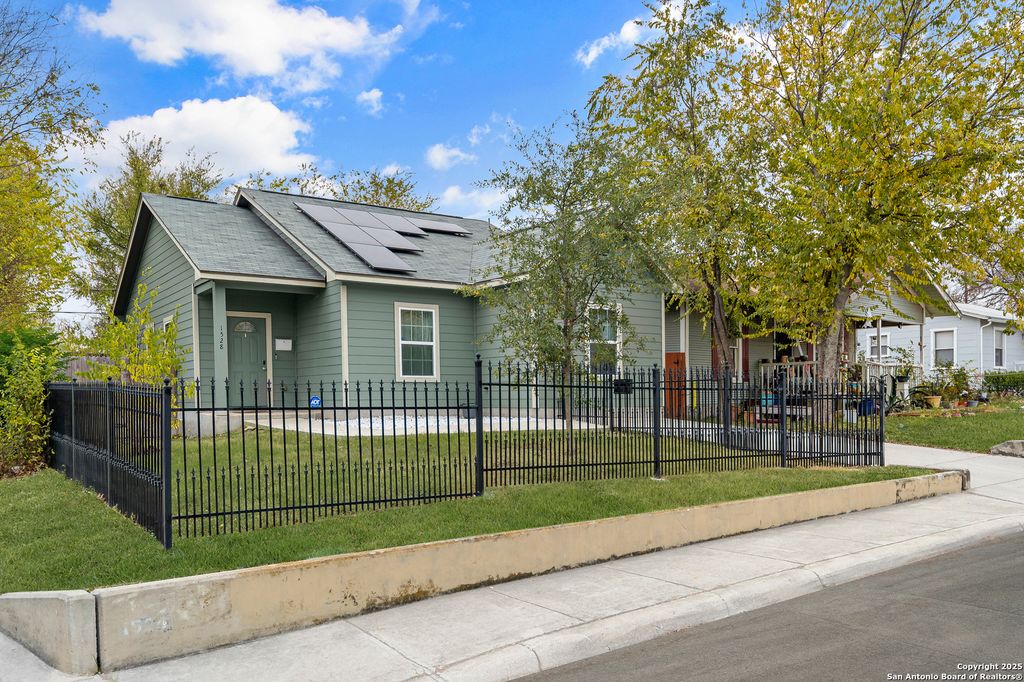 Photo of 1528 Edison, San Antonio, TX 78201 (MLS # 1929414)