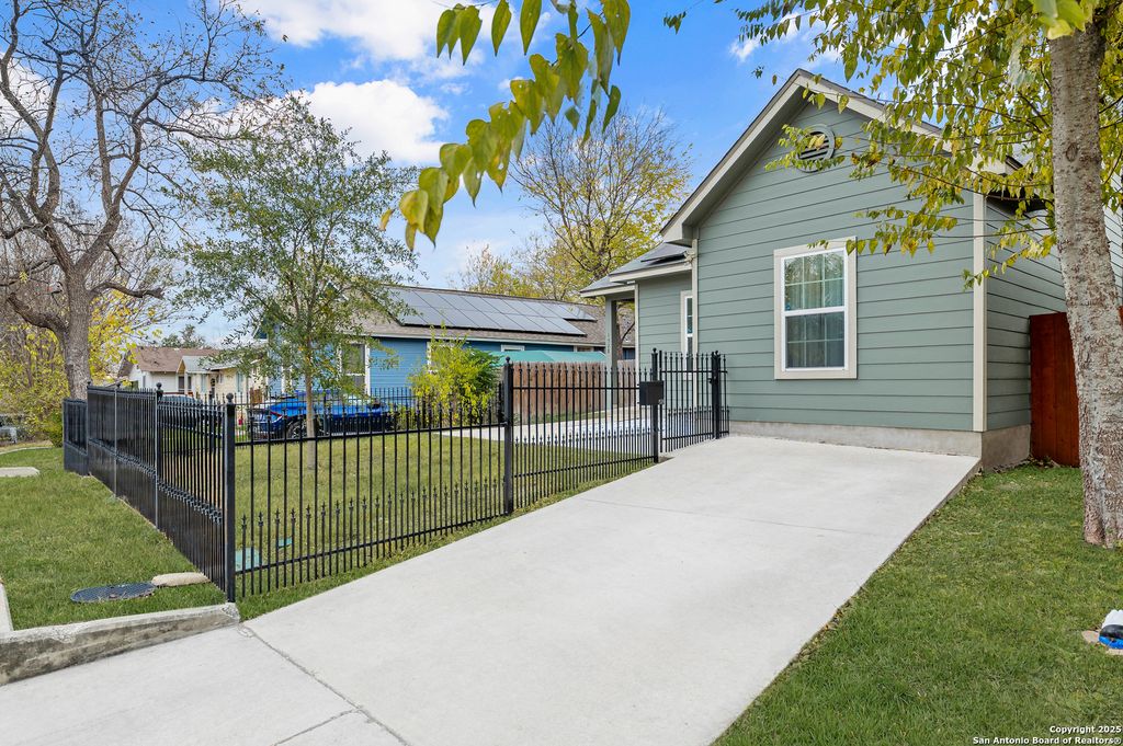 Photo of 1528 Edison, San Antonio, TX 78201 (MLS # 1929414)