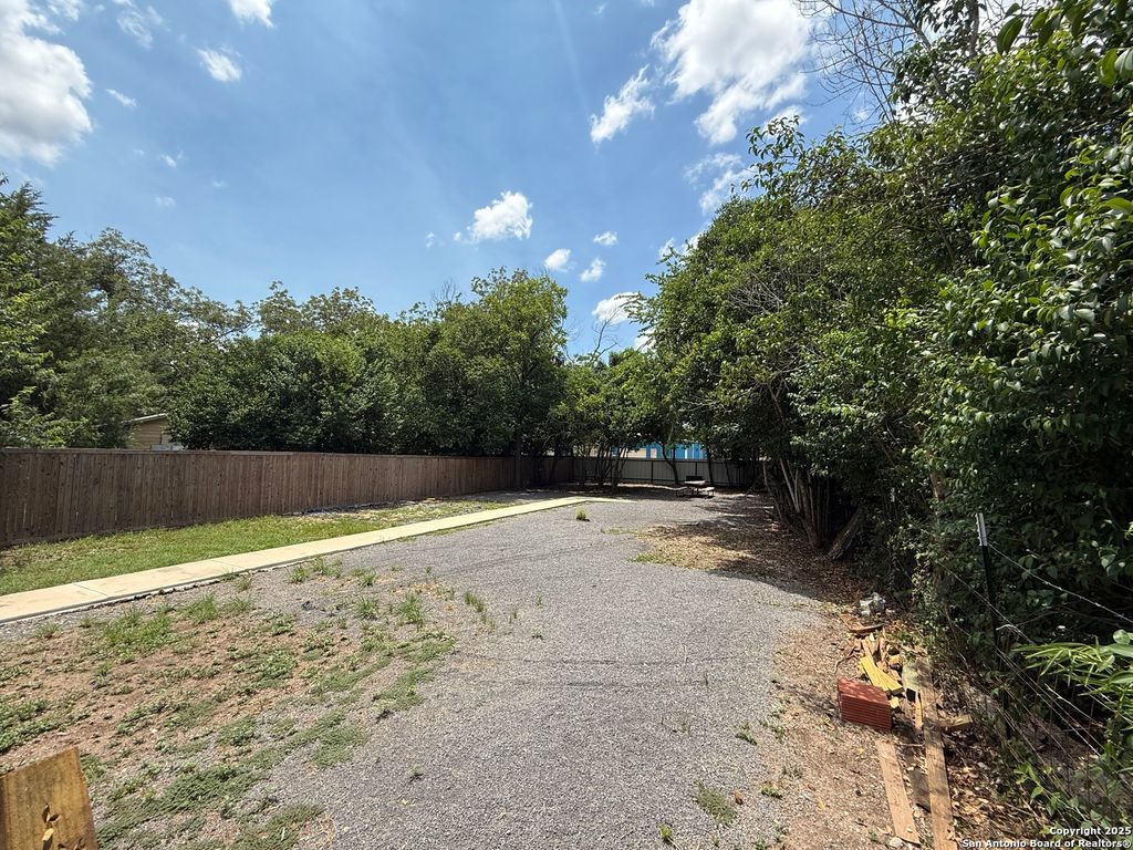 Photo of 924 Roselawn, Seguin, TX 78155 (MLS # 1898550)