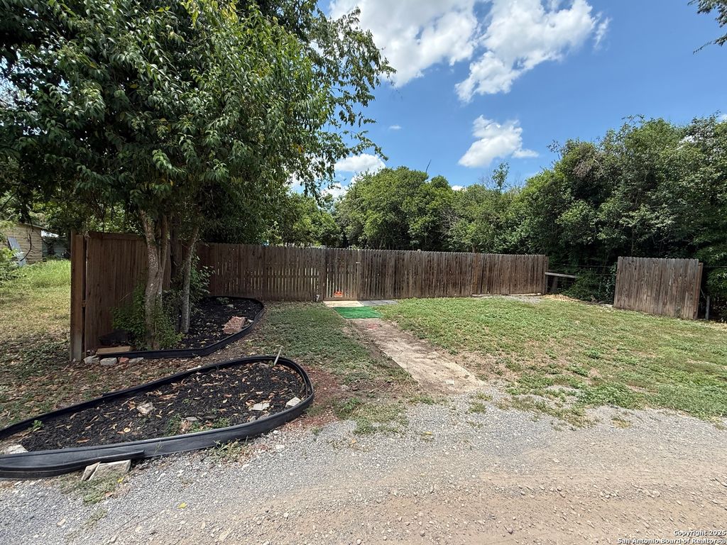 Photo of 924 Roselawn, Seguin, TX 78155 (MLS # 1898550)
