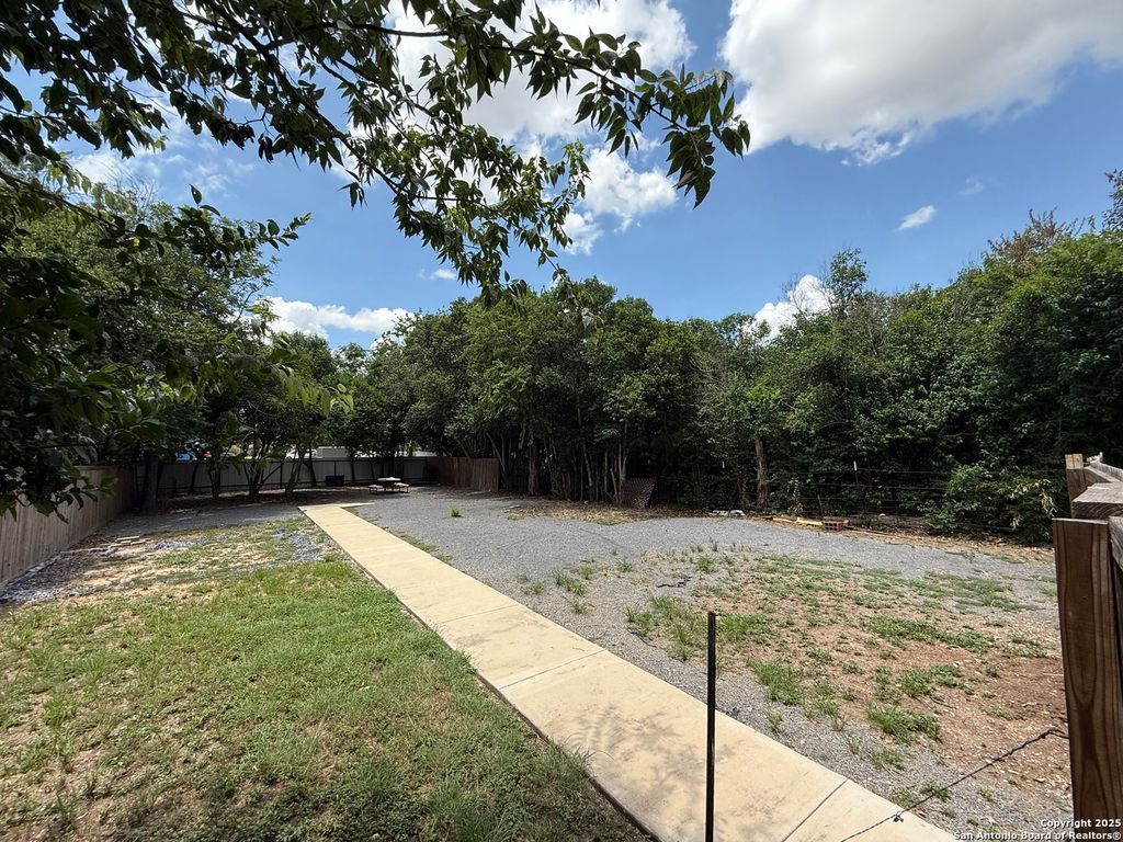 Photo of 924 Roselawn, Seguin, TX 78155 (MLS # 1898550)