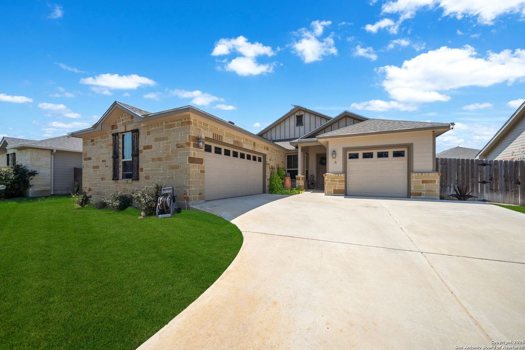 Photo of 233 Iron Gate, Pleasanton, TX 78064 (MLS # 1907408)