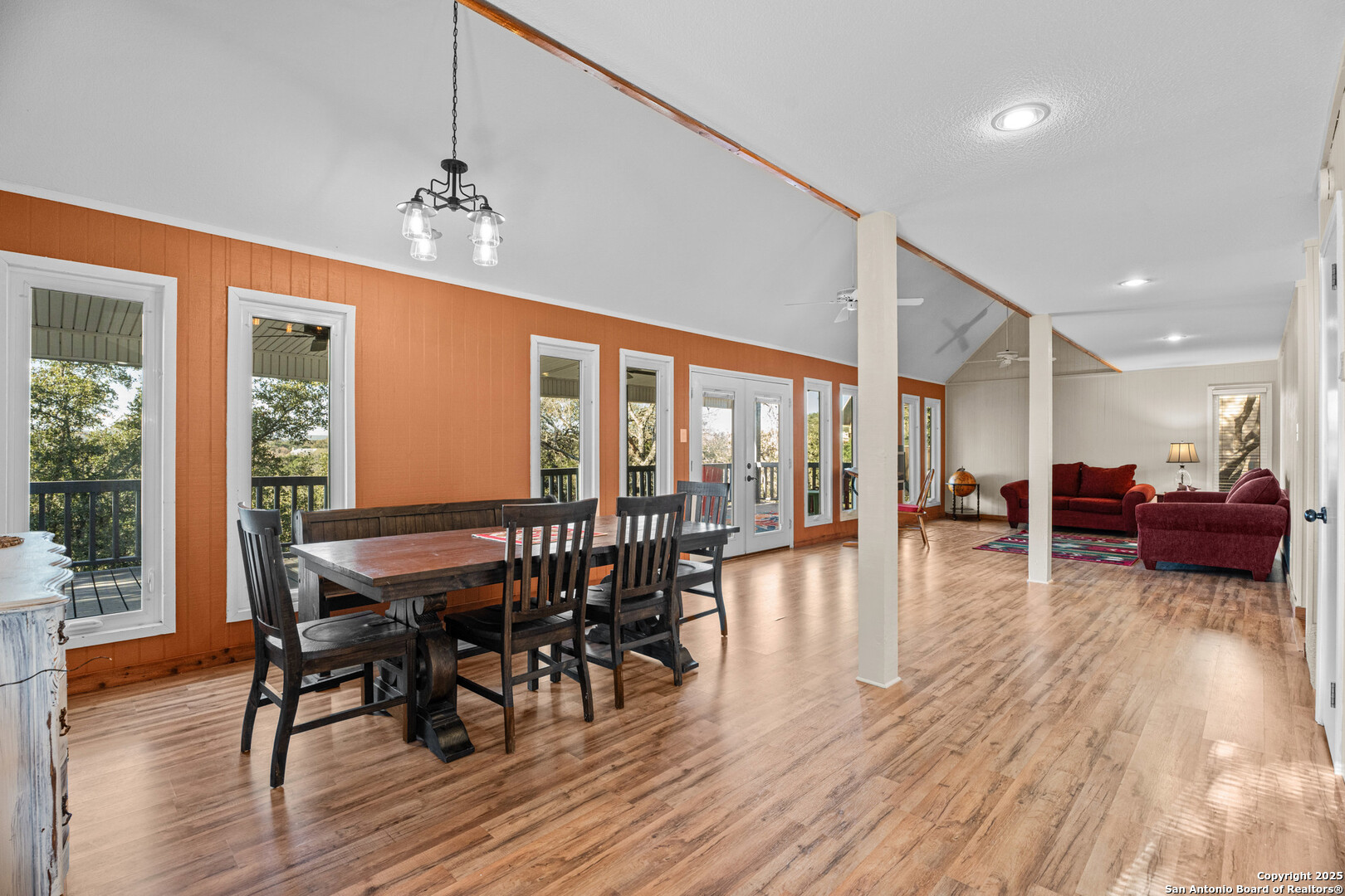 1262 Paradise Dr