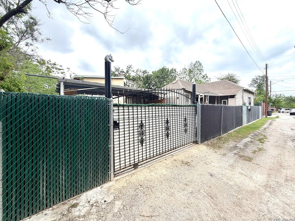 Photo of 944 Briscoe Aly, San Antonio, TX 78207 (MLS # 1962853)