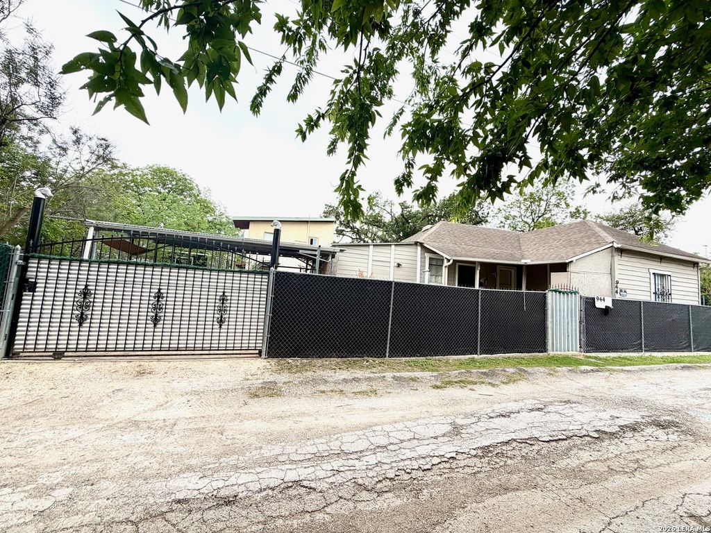 Photo of 944 Briscoe Aly, San Antonio, TX 78207 (MLS # 1962853)
