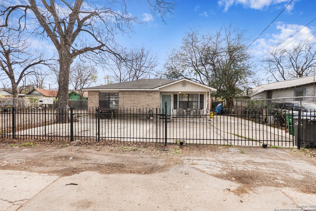 Photo of 912 Torreon, San Antonio, TX 78207 (MLS # 1934024)