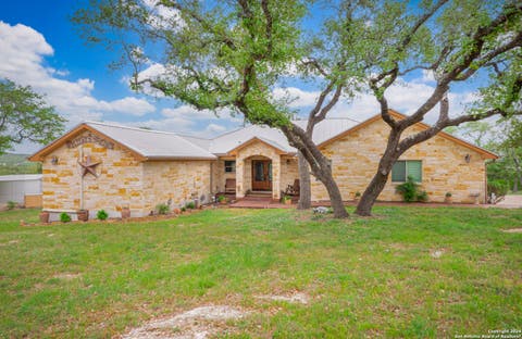 Property photo of 911 Stoney Ridge Rd, Bulverde, TX 78163