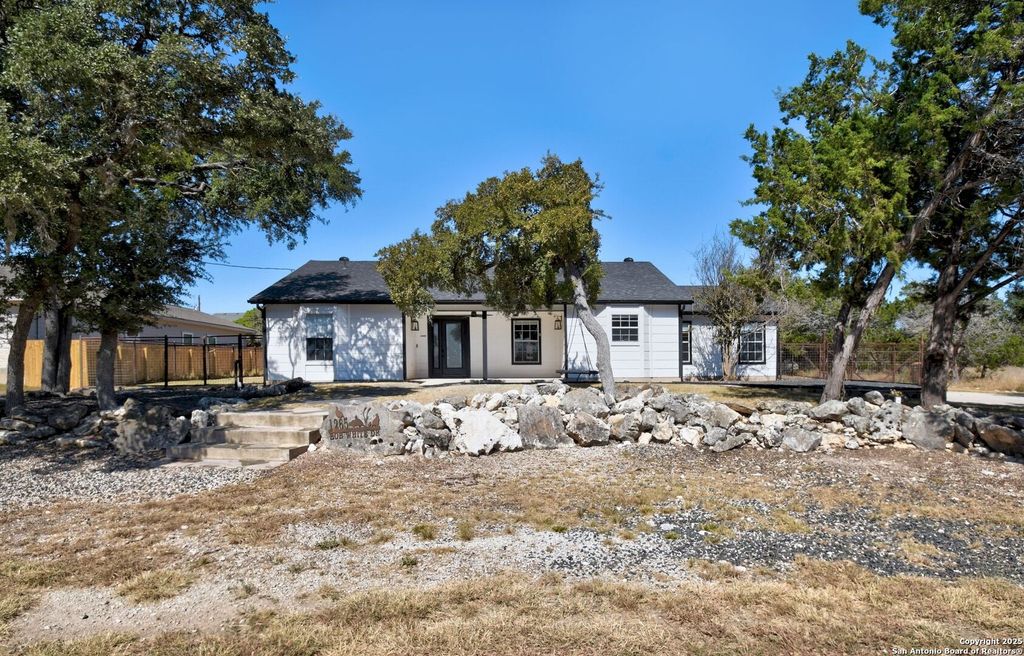 Photo of 1265 Bob White, Spring Branch, TX 78070 (MLS # 1918347)