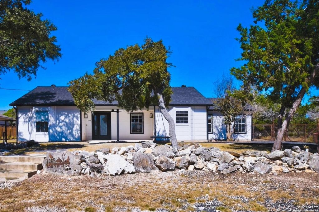 Photo of 1265 Bob White, Spring Branch, TX 78070 (MLS # 1918347)