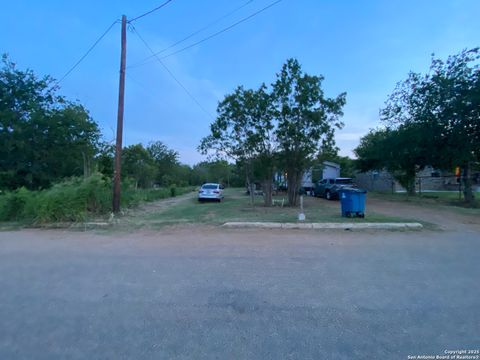 415 Kinsel Dilley TX 78071