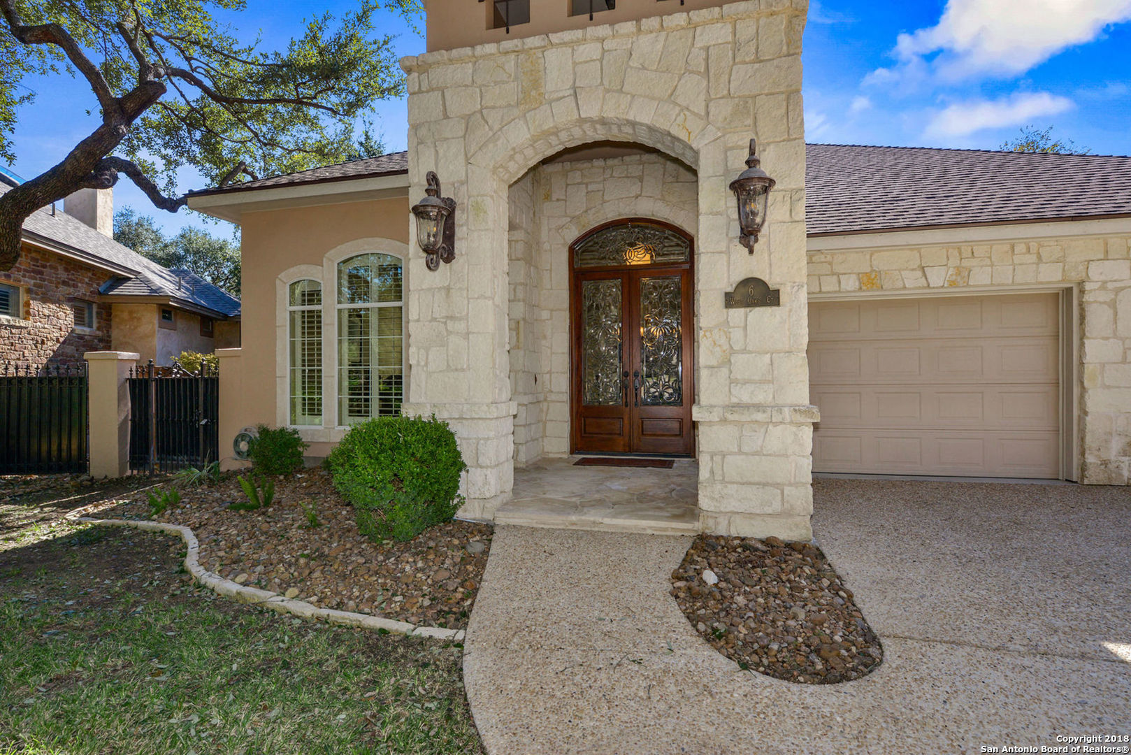 Photo 1 of 25 — 6 WEST OAKS CT, Castle Hills, TX 78213