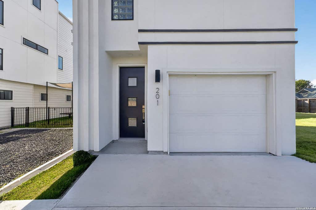 Photo of 1735 W Gramercy Pl 201 #201, San Antonio, TX 78201 (MLS # 2008907)