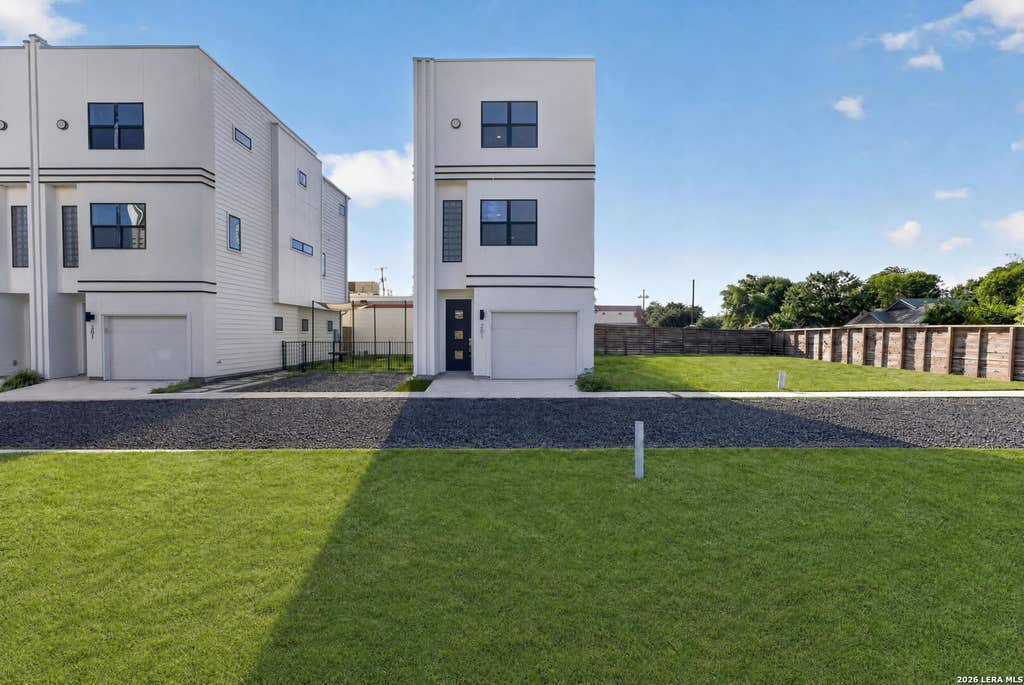 Photo of 1735 W Gramercy Pl 201 #201, San Antonio, TX 78201 (MLS # 2008907)