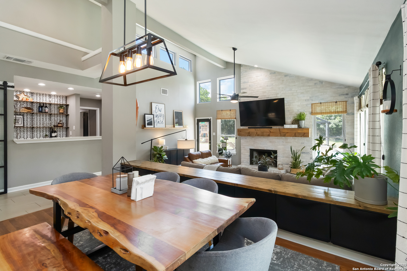 2102 Encino Cliff