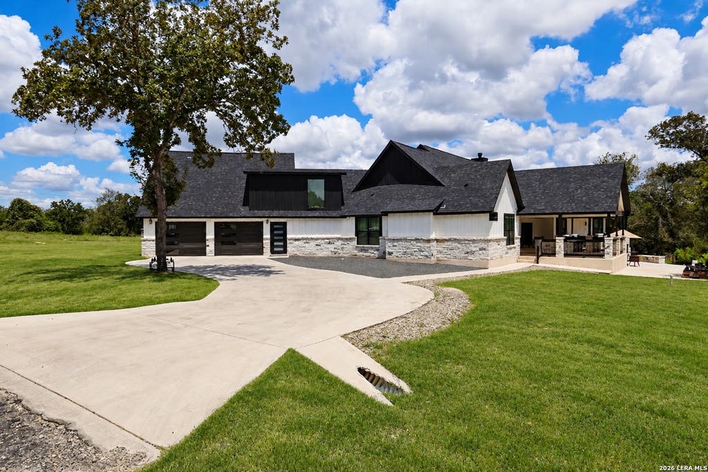 Photo of 100 TIMBER RDG, La Vernia, TX 78121 (MLS # 2009049)