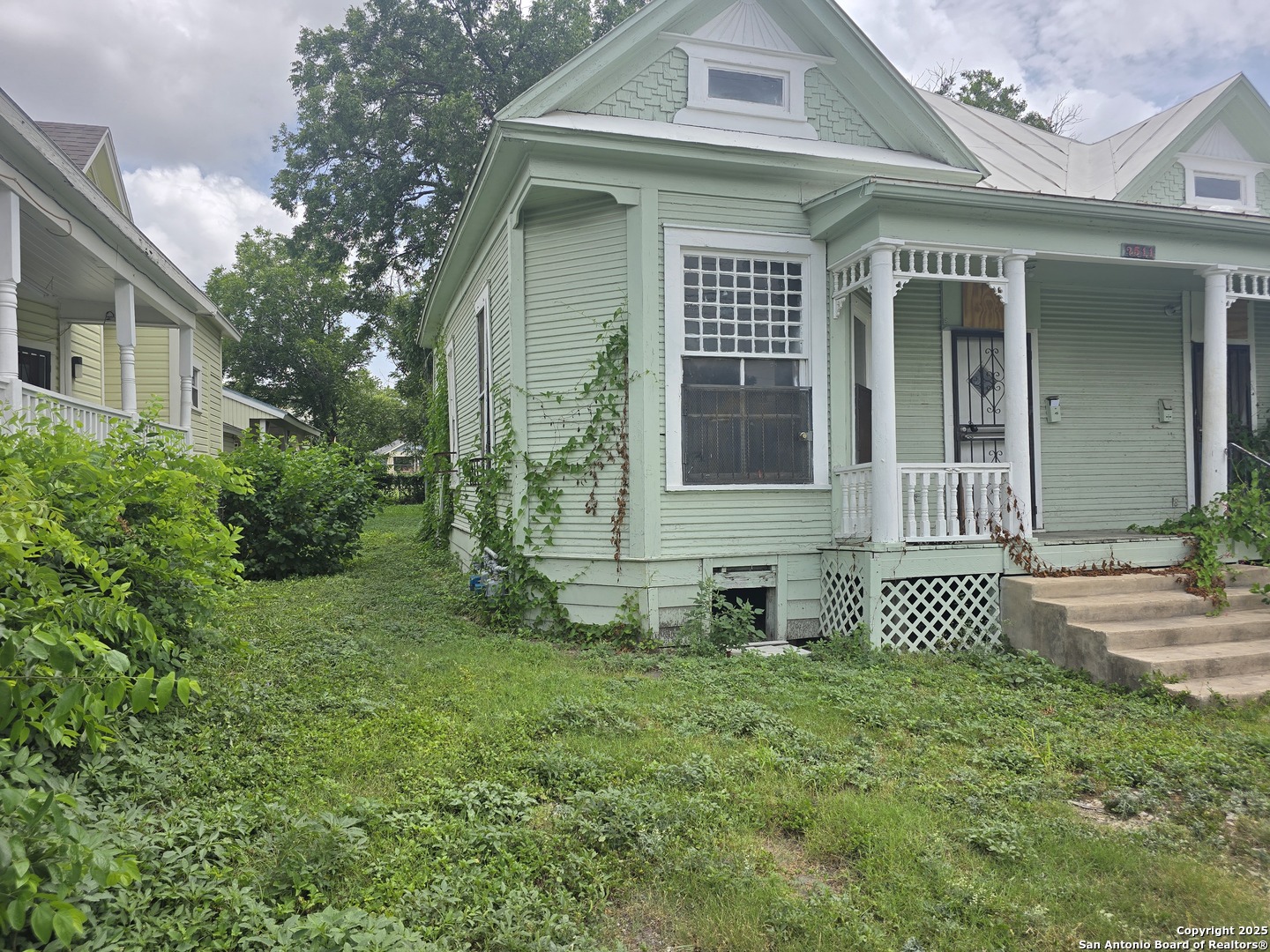 2511 W Commerce