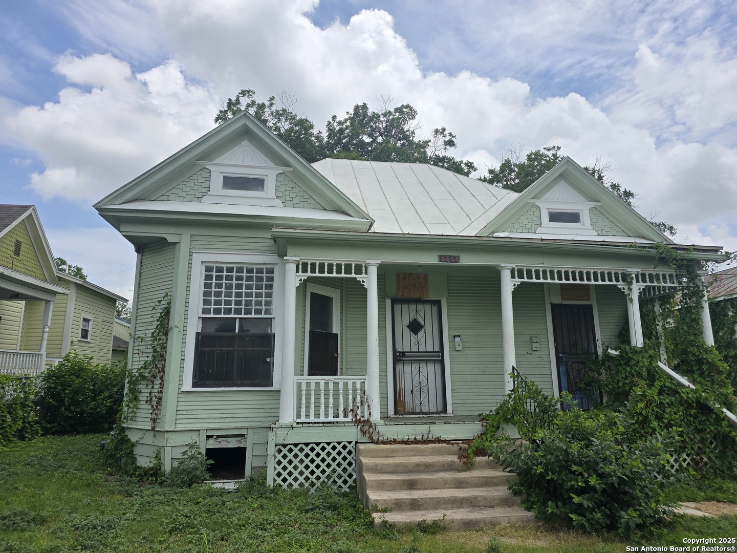 2511 W Commerce