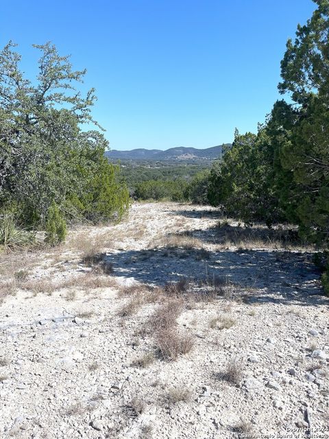 137 MIDDLE ROAD Leakey TX 78873