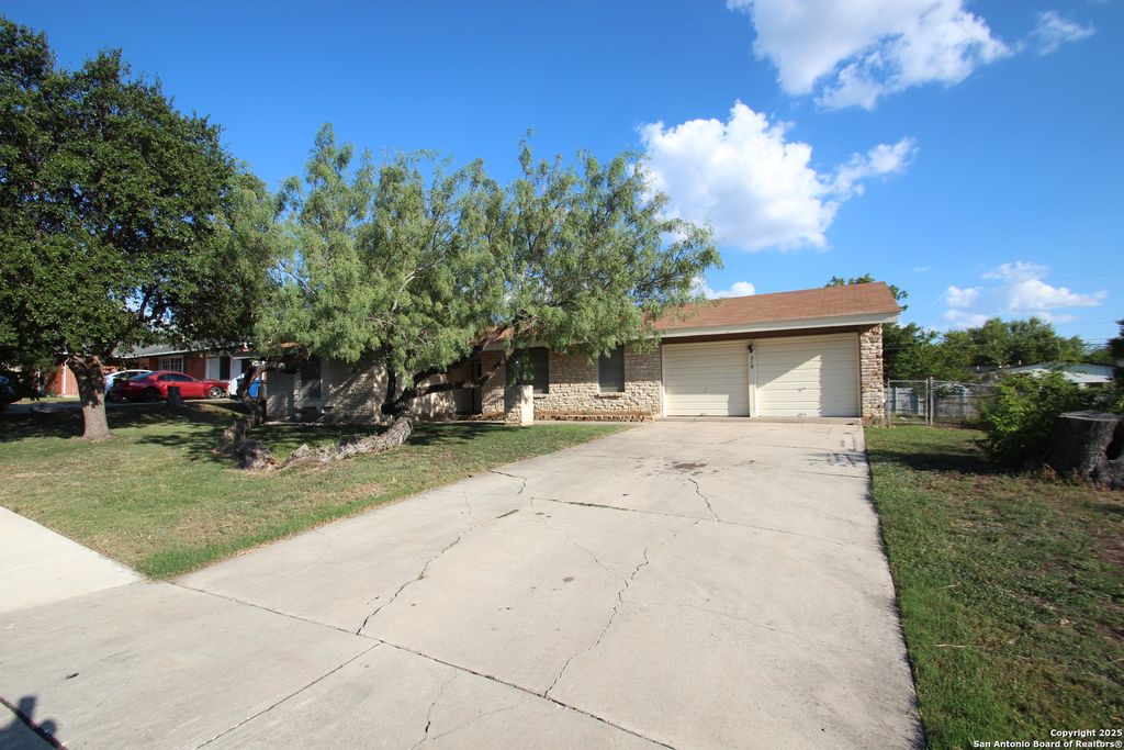 Photo of 310 THREADNEEDLE LN, San Antonio, TX 78227 (MLS # 1907188)