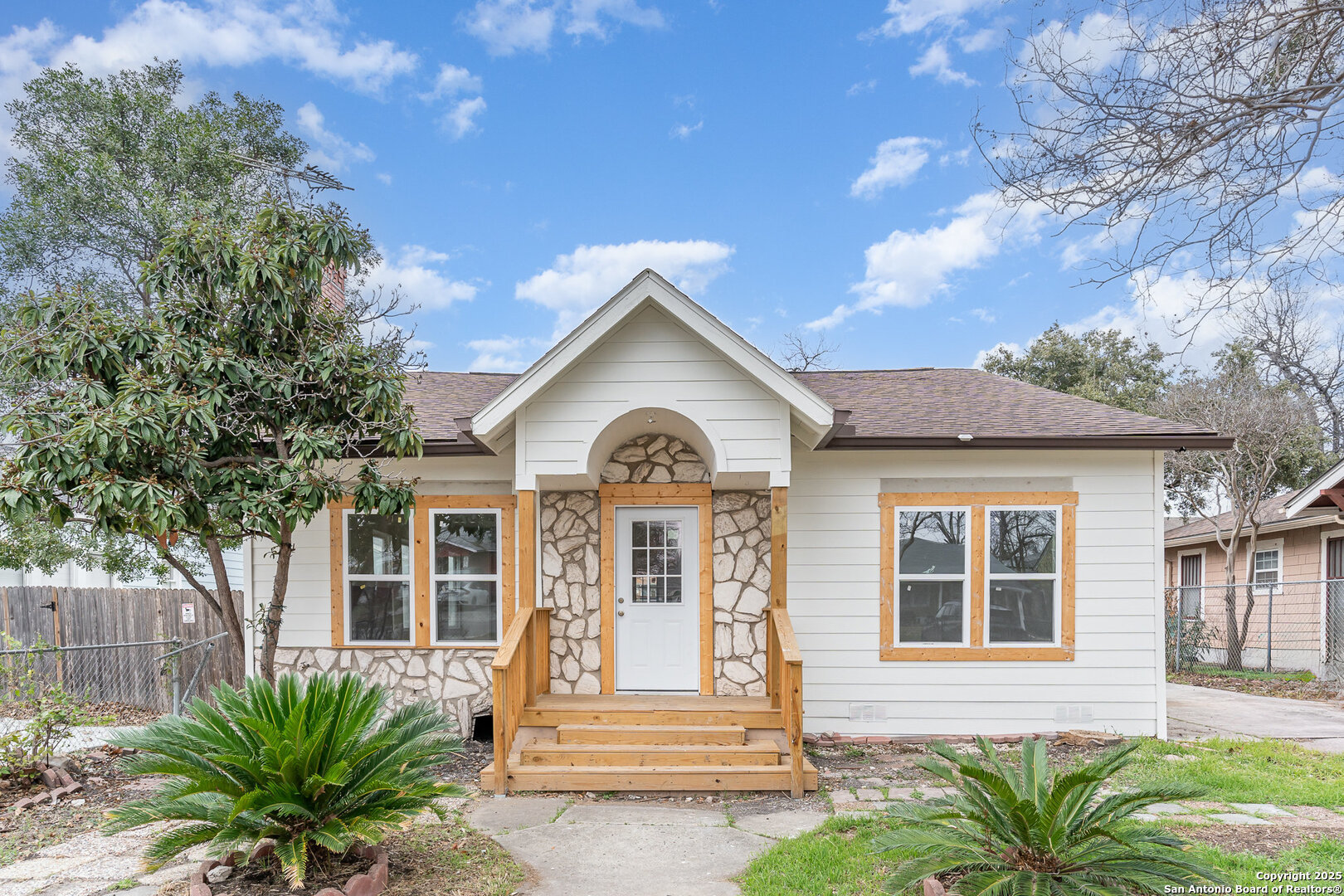 1645 W MAGNOLIA AVE