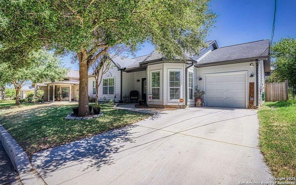 Photo of 1408 S 2nd, Floresville, TX 78114 (MLS # 1895617)