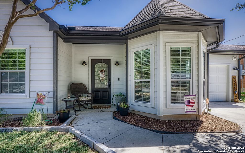 Photo of 1408 S 2nd, Floresville, TX 78114 (MLS # 1895617)