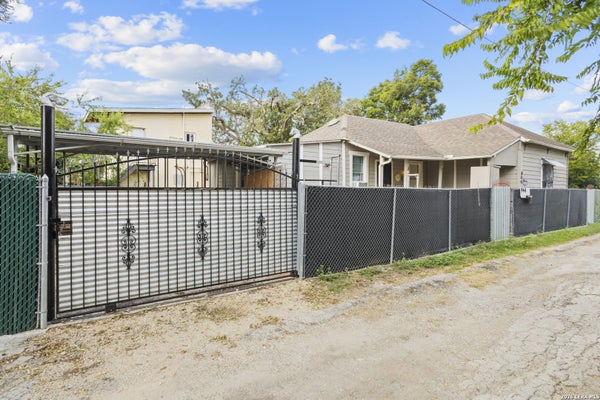 944 BRISCOE ALY, SAN ANTONIO, TX 78207 - Image 8ee2d575306fda8341f11f2bbe7c10dc/3717661237